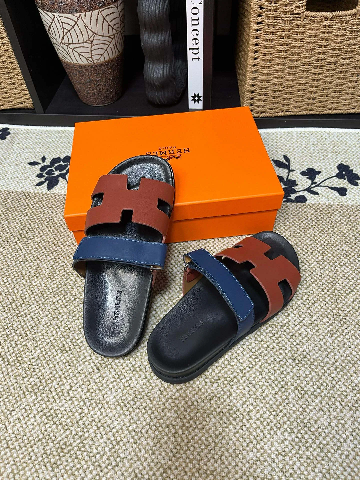 P300 Long-term stock Hermes men’s Kazimir slippers for couples - top quality woven calfskin functional sandals with intertwined uppers inspired by the “H” iconic pattern to create a casual look, perfect for summer. Imported cowhide + cowhide lining + TUP outsole Size: 35-46